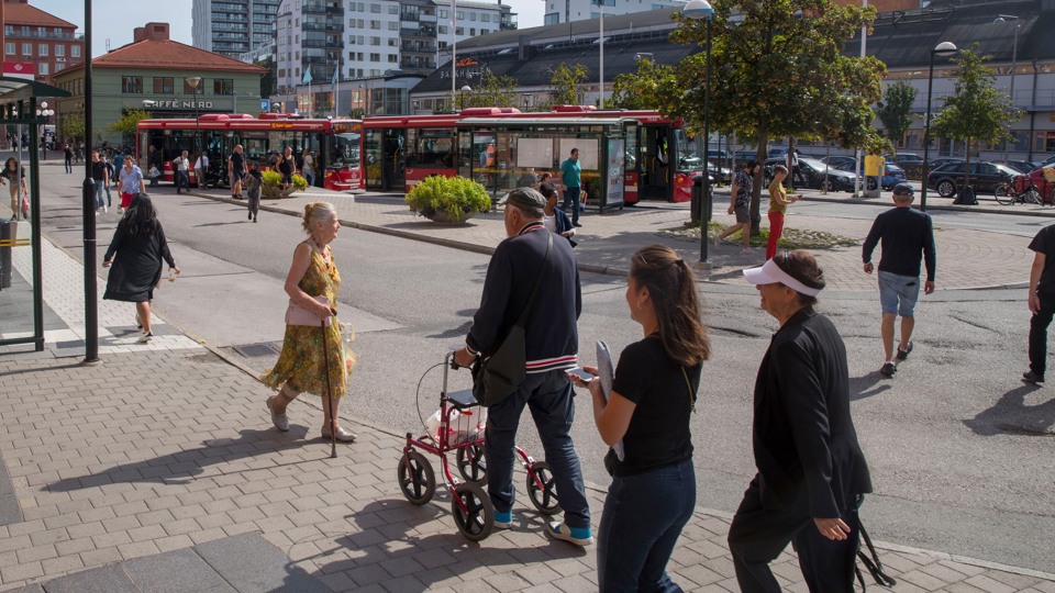Människor rör sig på torget i Alvik
