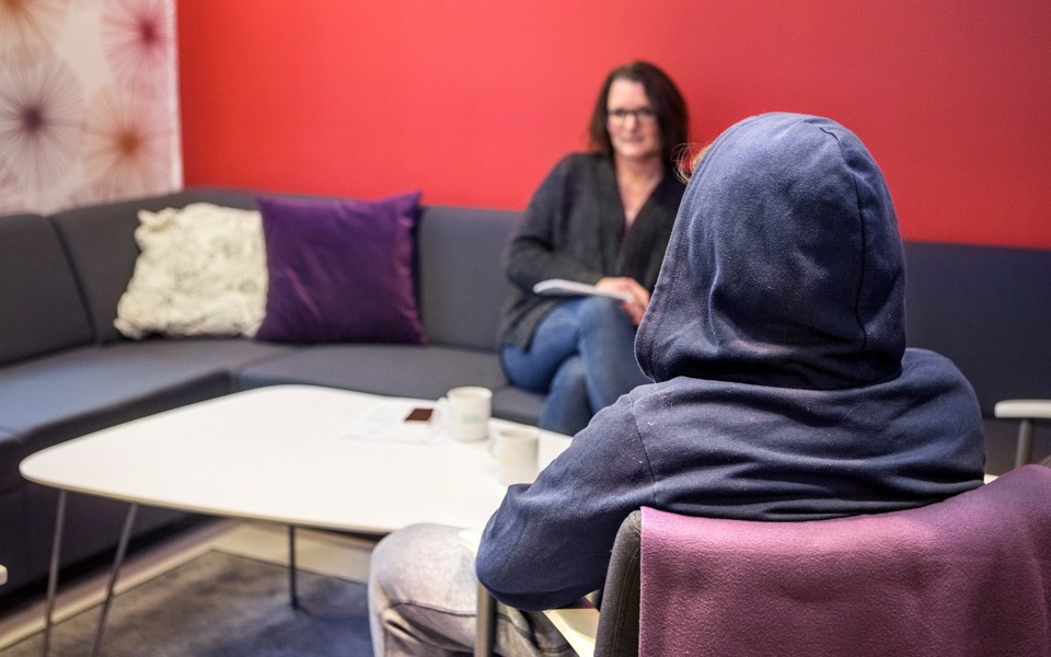 Två personer pratar med varandra.